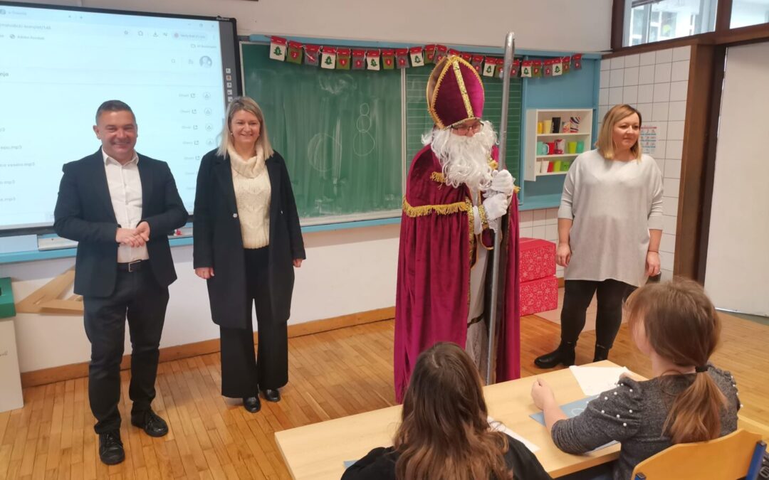 Sv. Nikola posjetio školu